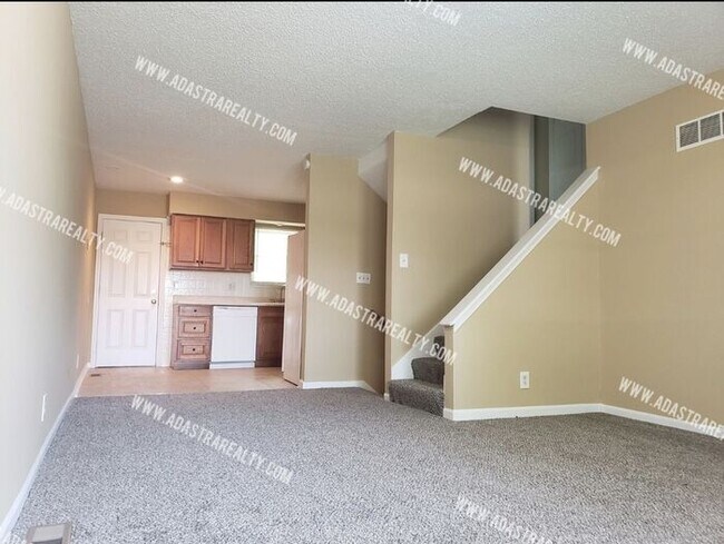 Building Photo - 3 Bedroom Duplex in Olathe North District-Available in AUGUST!!
