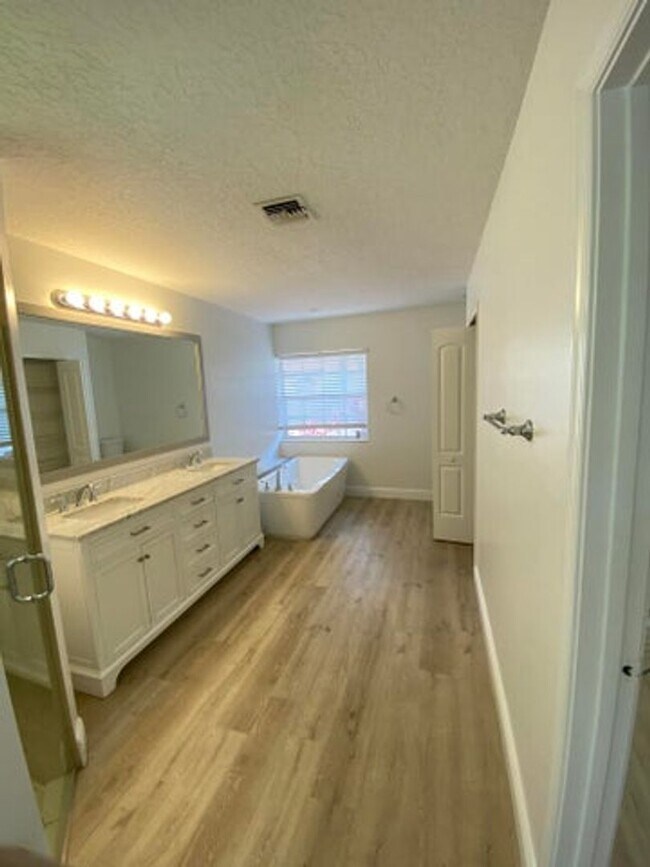 Building Photo - 4593 Bucida Rd