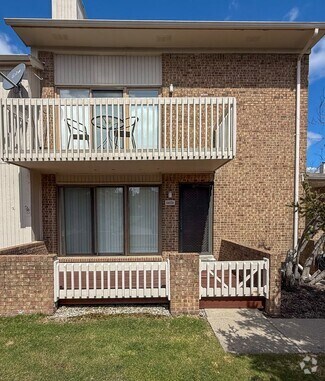 Building Photo - MAPLE PLACE CONDOMINIUM