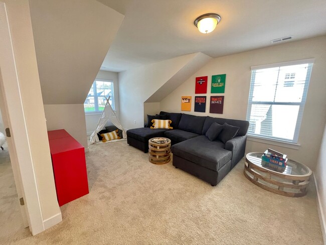 Building Photo - Cardinal | 4 Bed 2.5 Bath | Garage | 1895 sf
