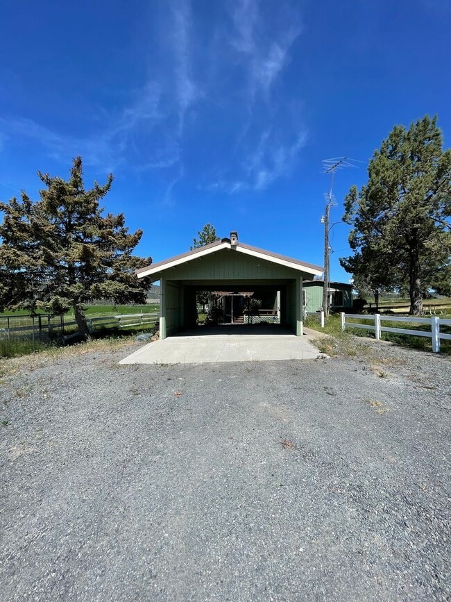 Building Photo - Rural living at its finest!  Large 3bdrm 2...