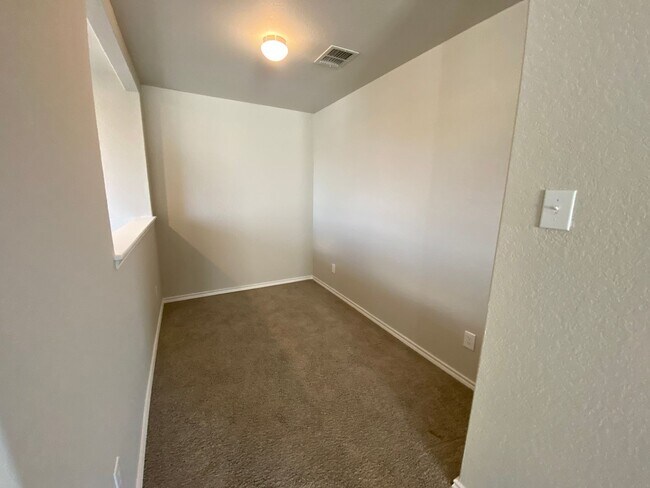 Building Photo - Spacious 4 Bedroom ~ Convenient to JBSA Ra...