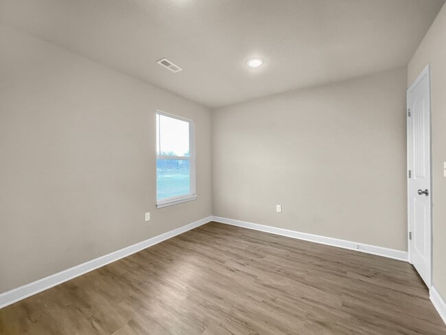 Building Photo - Spacious 3-Bedroom Townhome in Prime Colonial Highlands Location