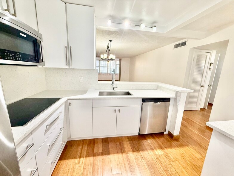 Building Photo - 901 NE 14th Ave