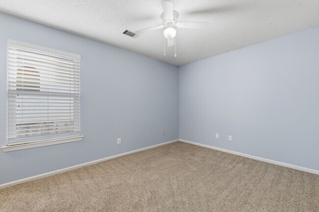 Building Photo - Great location in Sherwood