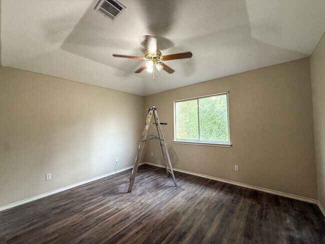 Building Photo - 113 Long Ln