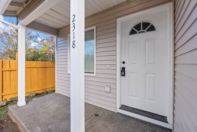 Building Photo - 4 bedroom/2.5 bathroom available in SE Portland