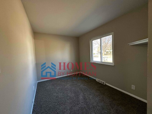 Building Photo - Three Bedroom House | Move In Ready