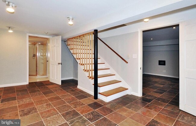 Building Photo - 4630 River Rd