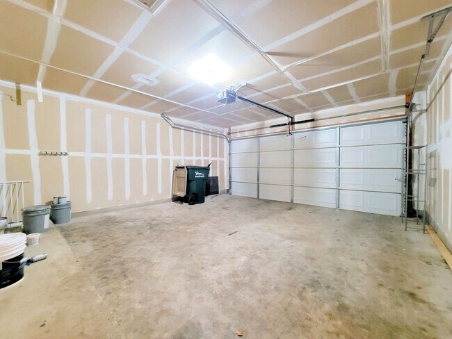 Building Photo - Charming 3/BR 2/BA Single-Level Home in Le...