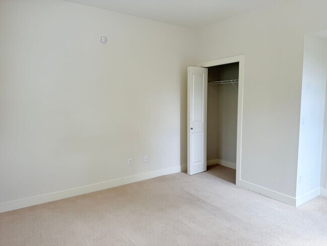 Building Photo - Beautiful 5-Bedroom Home with Mt. Rainier ...