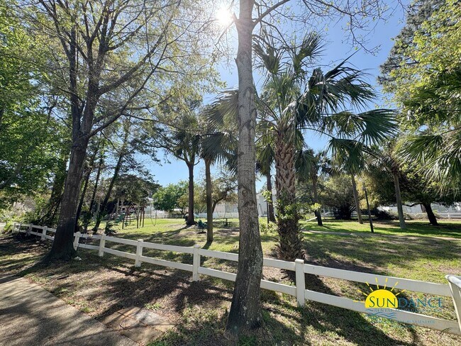 Building Photo - Stylishly Updated 3BR Home Minutes from Destin Harbor & Henderson Beach!