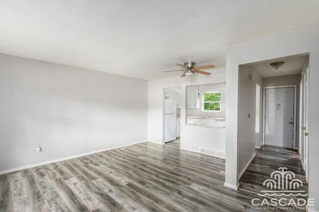 Building Photo - 220 N Oak Dr