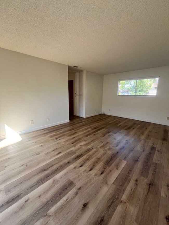 Building Photo - 1728 Royal Ct