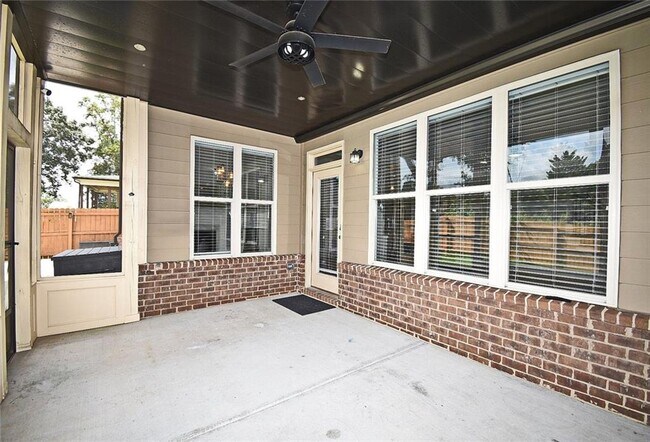 Building Photo - 2625 Hickory Hill Dr