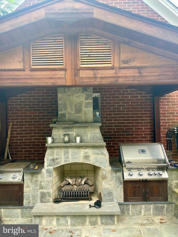 Building Photo - 9309 Main St