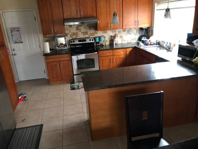 Building Photo - 1571 Lyle Dr