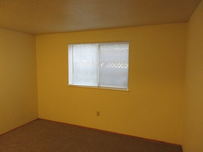 Building Photo - Quiet Two Bedroom Apartment in Keizer