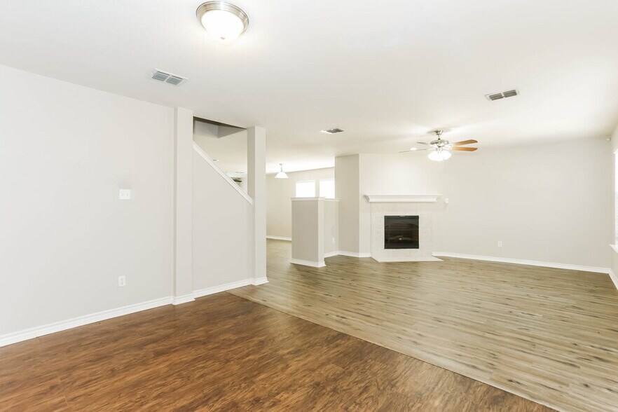 Building Photo - 7953 Meadow Spring Ln