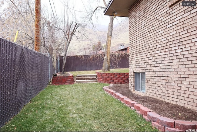 Building Photo - 1327 E Center St