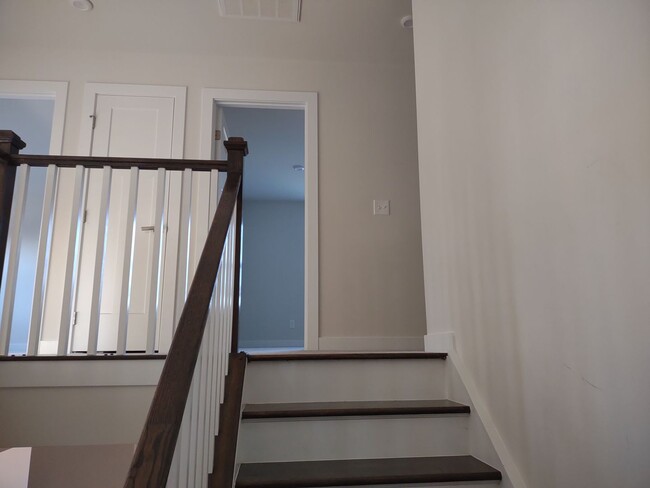 Building Photo - Superlative 6 Bedroom, 5 Bathroom Home in ...