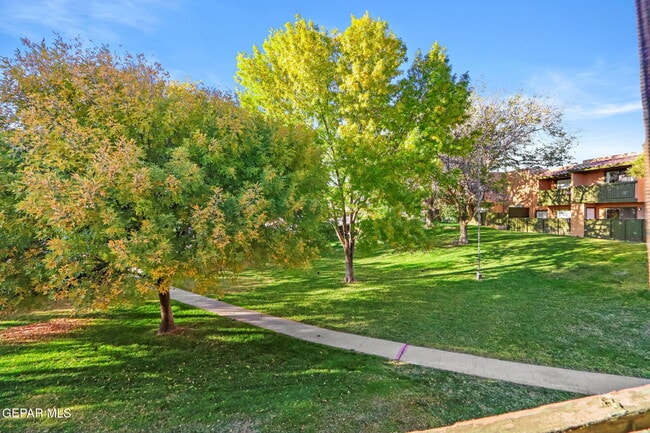 Building Photo - 1644 Lomaland Dr