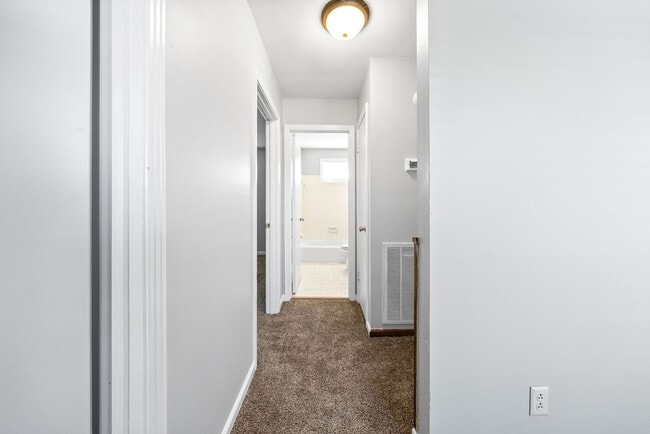 Building Photo - Cozy Two Bedroom Apartment