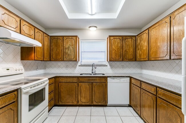 Building Photo - 215 Meadowbrook Ln