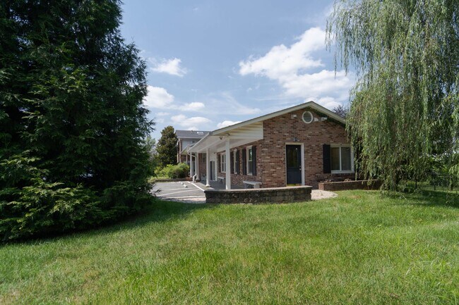Building Photo - Spacious Split-Level with In-Law Suite & B...