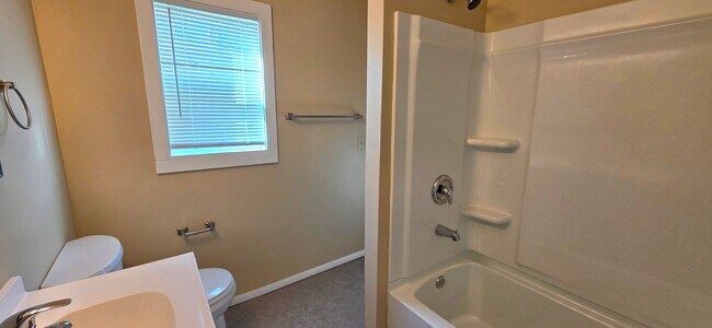 Building Photo - Updated!  2 Bedroom 1 Bath home! $895!