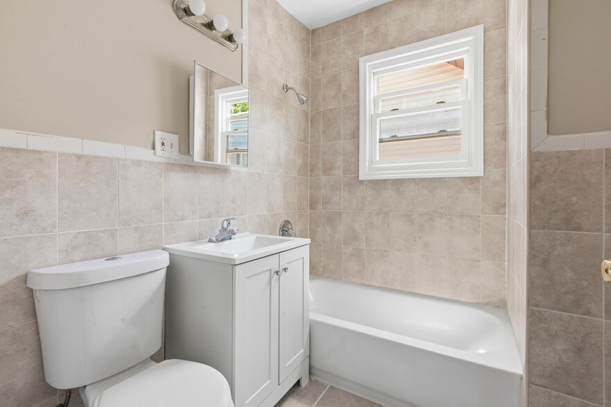 Full Bath - 323 Myrtle Ave