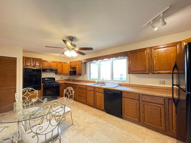 Building Photo - Large Furnished Rancher that Includes Lawn Maintenance and Bonus Room