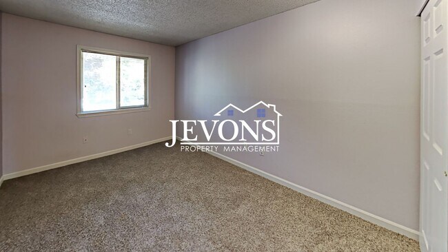 Building Photo - Charming top-floor condo with fully equipp...