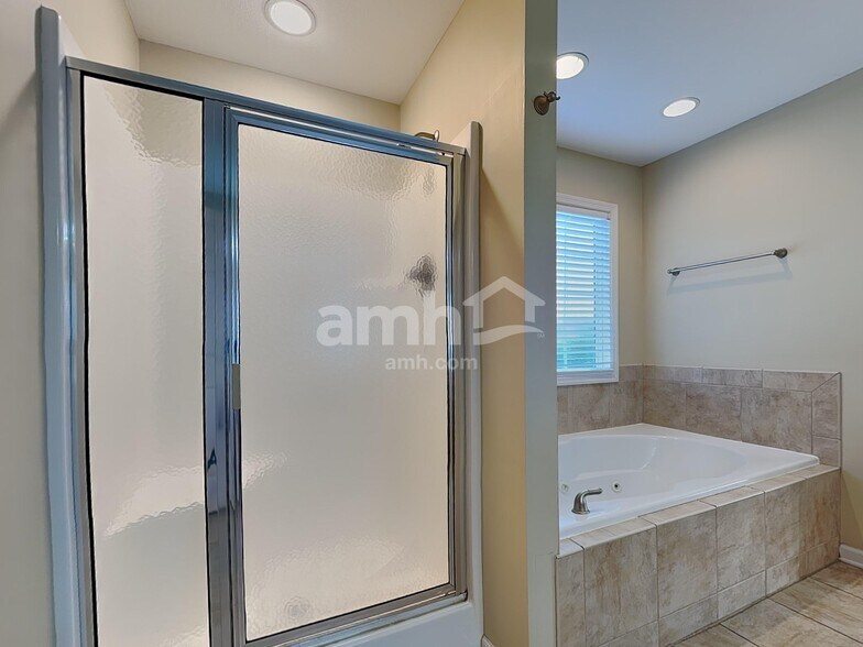 Building Photo - 1641 Silver Oak Ln