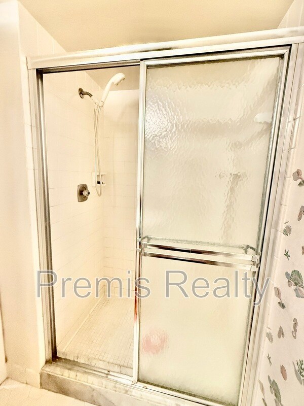 Building Photo - 2900 Cove Cay Dr