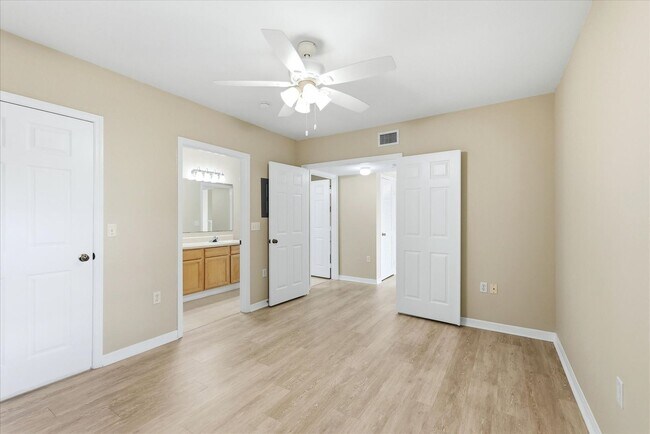 Building Photo - 1015 Villagio Cir