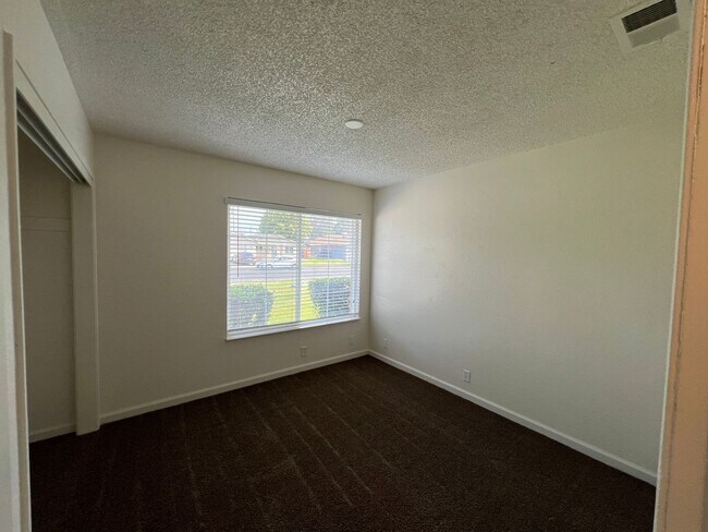 Building Photo - Updated 3 bedroom single story in Manteca!