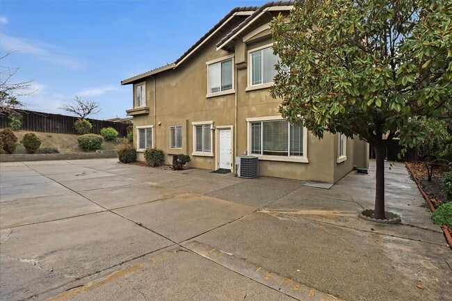 Building Photo - 4 Bed 3 Bath Home With 3 Car Garage High Ceilings And Fenced Yard