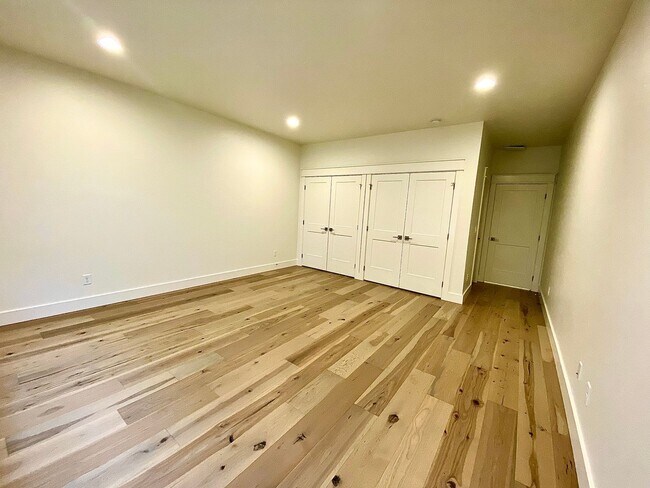 Building Photo - Beautiful Custom 6 Bedroom (2 Primary Bedr...