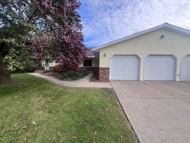 Building Photo - Two Bedroom Duplex in Kentwood!