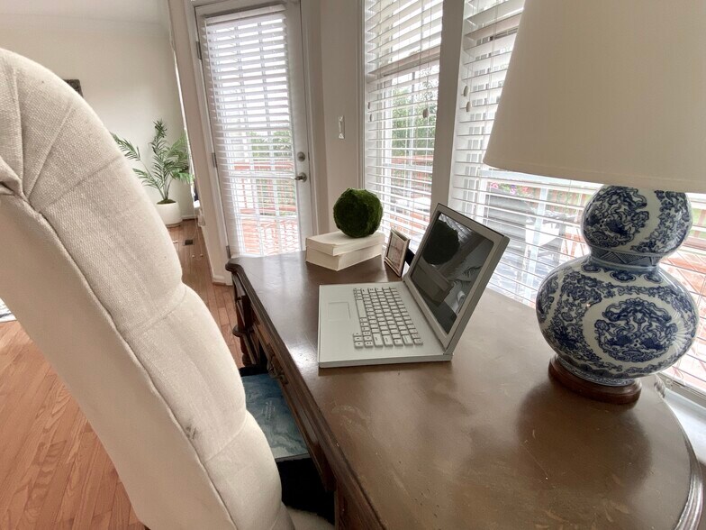 Work From Home w/ French h Door to Deck - 810 Revelstore Ter NE