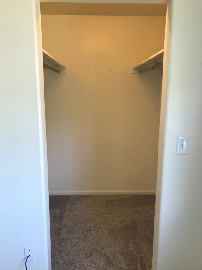 Building Photo - (SAM 15) 3 bedroom and 1.5 Bathroom duplex