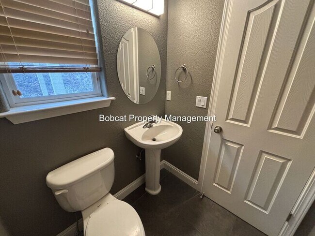 Building Photo - 1320 Thompson St