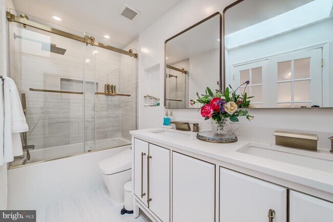 Building Photo - 8 Carriage House Cir