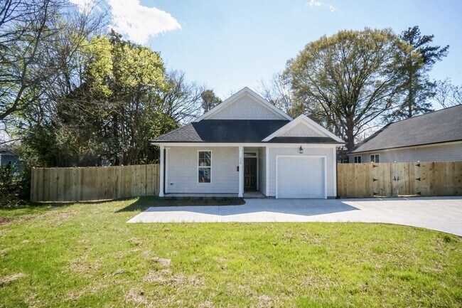Building Photo - Three Bedroom Home!