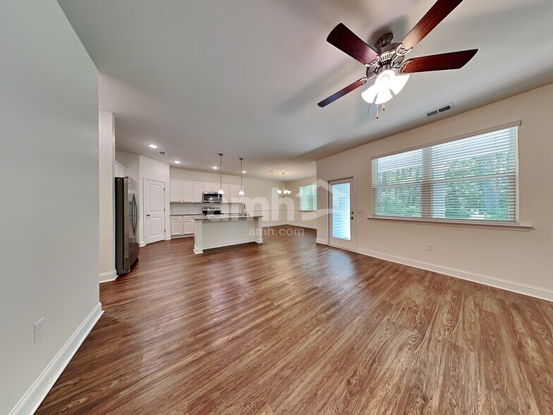 Building Photo - 230 Swan Dr