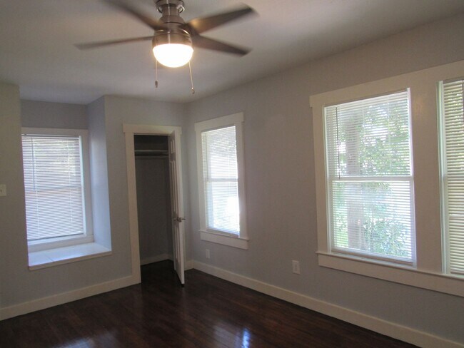 Building Photo - 2 Bedroom in Alamo Heights!