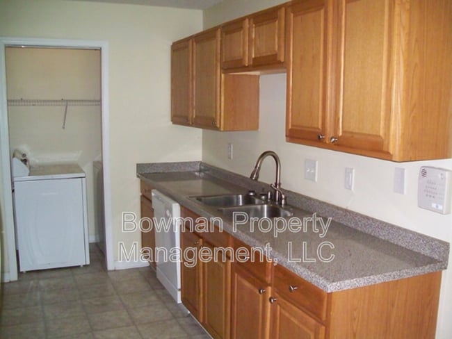 Building Photo - 235 Alawana