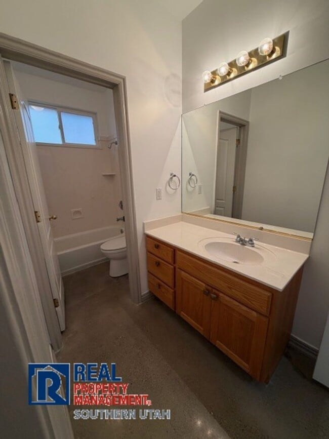 Building Photo - 4 Bedroom home on Oasis Dr