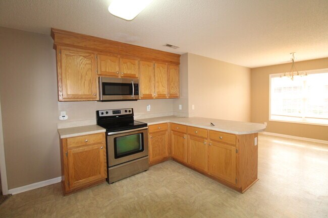 Building Photo - 2105 Hobbit Way